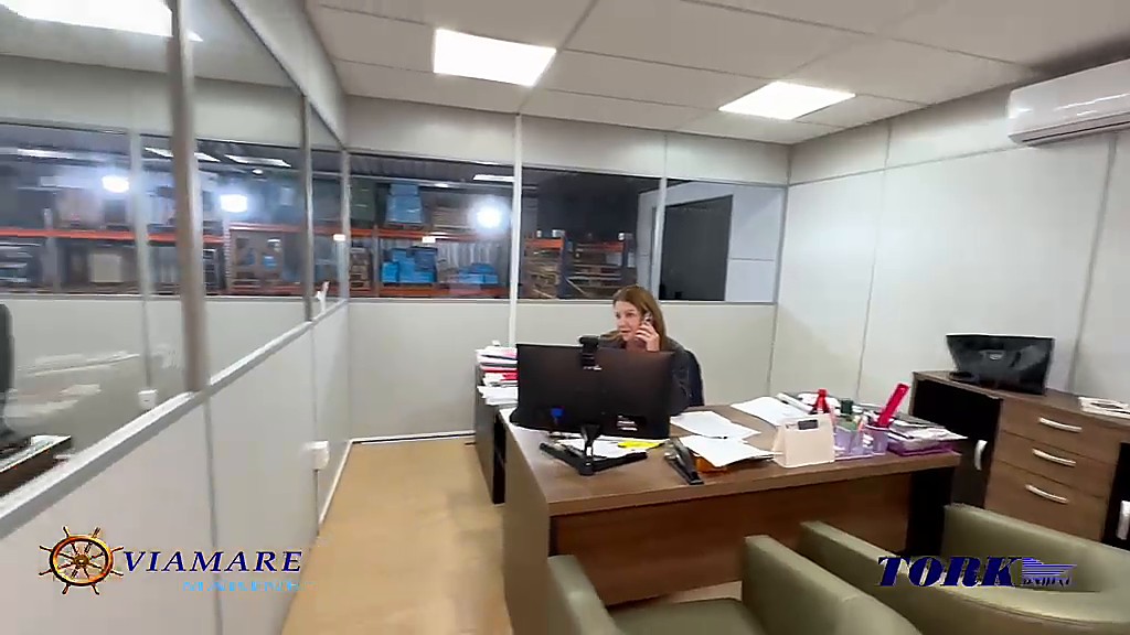Escritório da Viamare com estoque de peças visível ao fundo – Itajaí SC