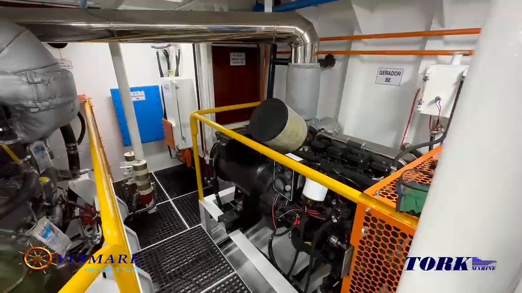 Casa de máquinas de embarcação com motores marítimos instalados – atendimento Viamare