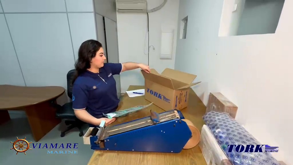 Colaboradora Viamare preparando pedido de peças Tork Marine no escritório
