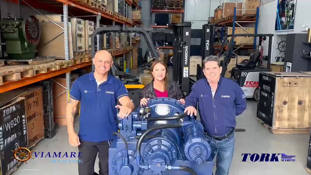 Equipe Viamare com motor marítimo no galpão em Itajaí – SC